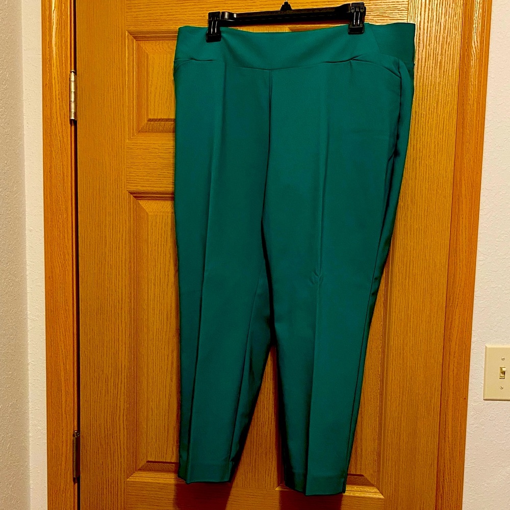 Investments Green Cropped Women's Pants 57%Cotton40%Polyester3%Spandex